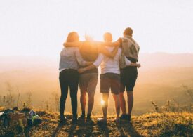 Expert: Cei mai fericiți oameni au 3 tipuri de prieteni pe care se pot baza