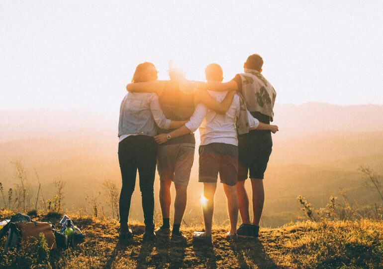 Expert: Cei mai fericiți oameni au 3 tipuri de prieteni pe care se pot baza