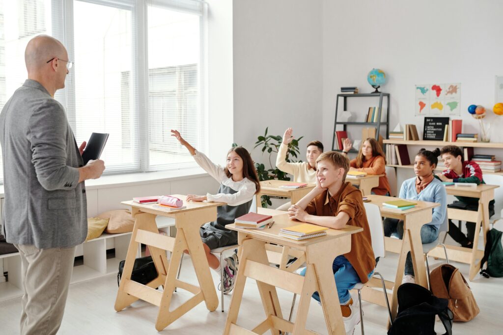Cumulul pensiei cu salariul: vor rămâne școlile fără profesori? Răspunsul ministrului David