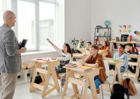 Cumulul pensiei cu salariul: vor rămâne școlile fără profesori? Răspunsul ministrului David