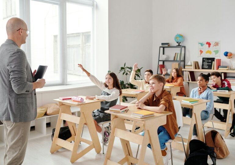 Cumulul pensiei cu salariul: vor rămâne școlile fără profesori? Răspunsul ministrului David