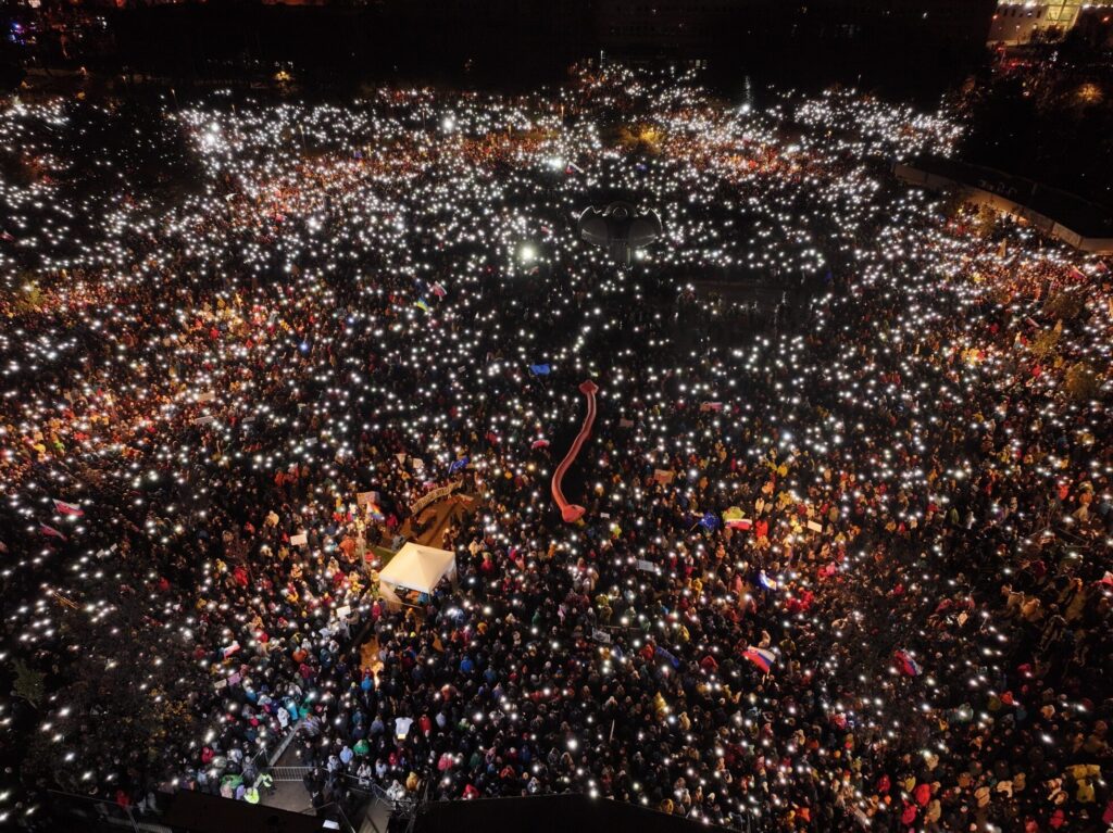 Mii de cehi și slovaci au ieșit în stradă pentru democrație: Libertatea nu este un cadou, ci un drept (Foto & Video)