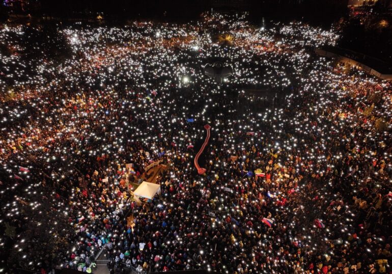 Mii de cehi și slovaci au ieșit în stradă pentru democrație: Libertatea nu este un cadou, ci un drept (Foto & Video)