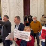 Protest spontan în Parlament față de noile tăieri anunțate: „Avem un salariu de mizerie”. „Vă bateți joc de noi!”