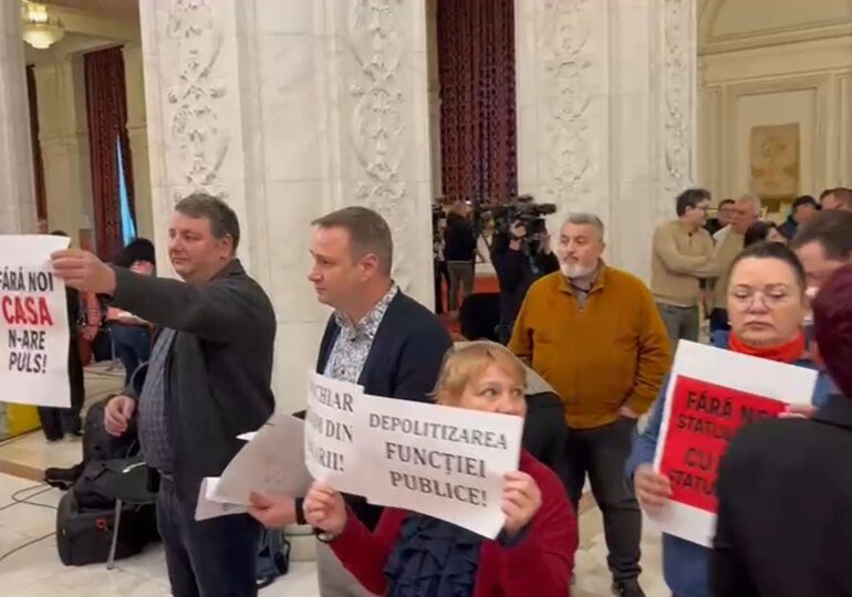 Protest spontan în Parlament față de noile tăieri anunțate: „Avem un salariu de mizerie”. „Vă bateți joc de noi!”