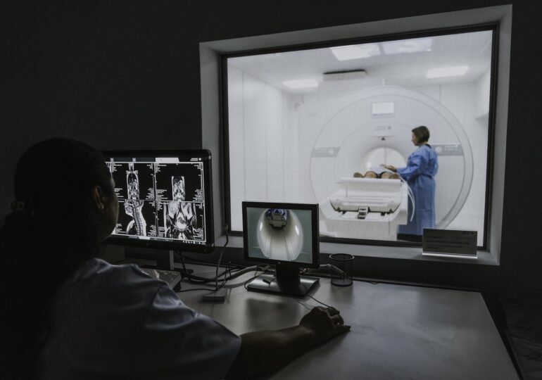 RMN-ul cerebral: investigația-cheie pentru migrene, amețeli sau pierderi de memorie