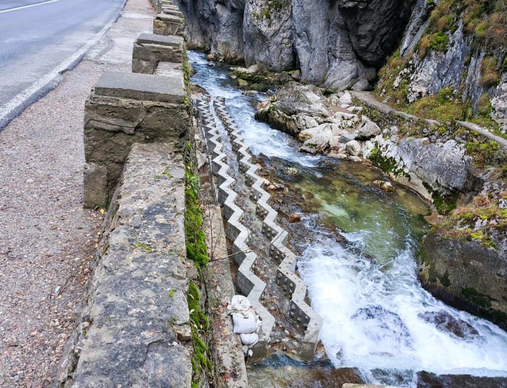 Scări pentru pești construite pe râul Bicaz (Foto)