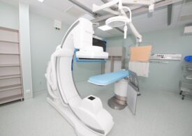 Pacienții din zona Moldovei au de acum acces la angiograf de ultimă generație. Prima operație a fost transmisă live