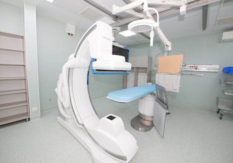 Pacienții din zona Moldovei au de acum acces la angiograf de ultimă generație. Prima operație a fost transmisă live