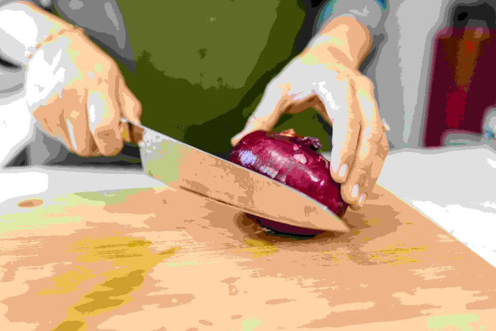 Cum tai ceapa fără lacrimi? Un studiu îți arată pas cu pas ce ai de făcut!