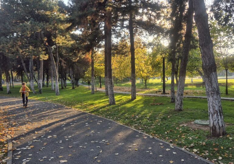 Vreme caldă, cu temperaturi de până la 25 de grade. Când începe să se facă frig