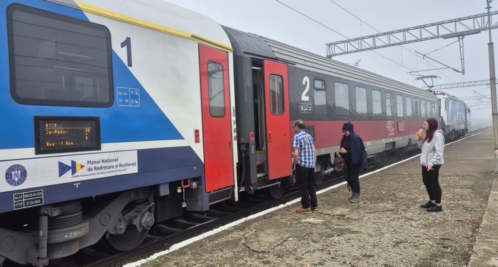 Doi copii au fost reținuți după ce au blocat intenționat calea ferată și au pus în pericol un tren cu călători