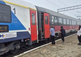 Circulația trenurilor, blocată în vestul țării. Armătura unui pasaj în construcție s-a prăbușit peste calea ferată