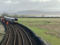 Patru persoane au fost rănite după ce un tren a deraiat în Marea Britanie (Foto & Video)