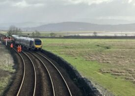Patru persoane au fost rănite după ce un tren a deraiat în Marea Britanie (Foto & Video)