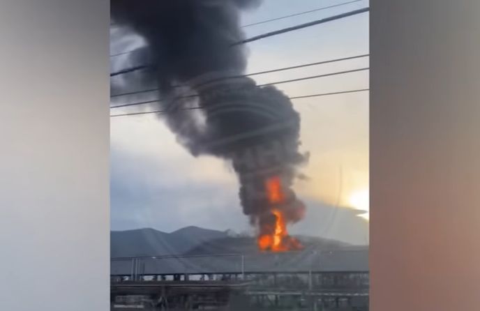 Noapte de foc la Marea Neagră: un petrolier rusesc și instalațiile portuare, lovite de dronele Kievului