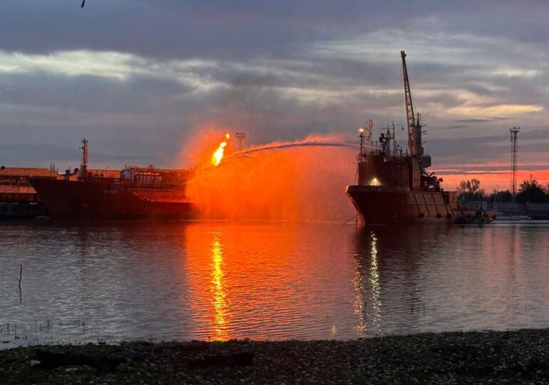 Incendiul de pe nava lovită de dronă a fost stins. Locuitorii din Plauru și Ceatalchioi revin la casele lor (Video)