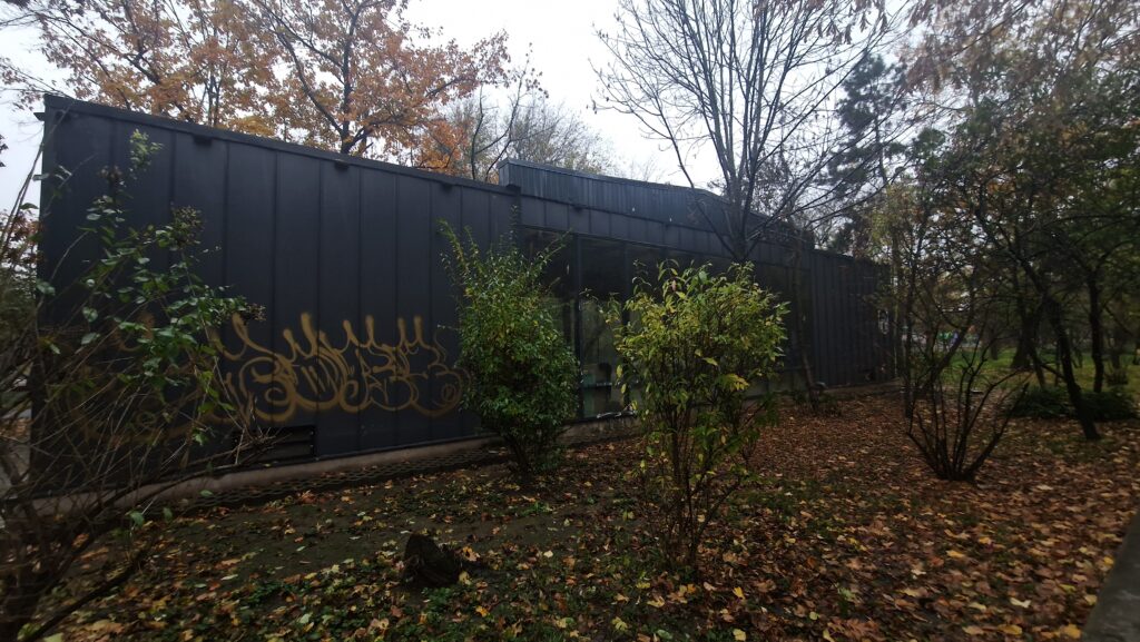 vedere din spate structură ușoară Parcul Circul