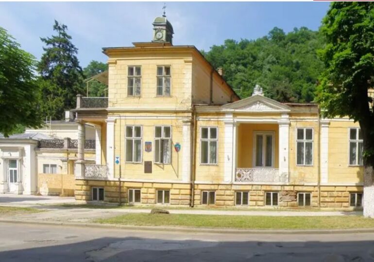 Vila împărătesei Sisi din Herculane riscă să fie distrusă. Hoții au furat acoperișul de cupru, iar apa roade tavanele