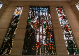 Un politician italian s-a împiedicat și a spart cu capul o operă de artă (Video)