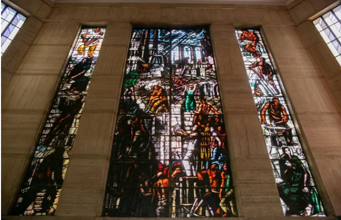 Un politician italian s-a împiedicat și a spart cu capul o operă de artă (Video)