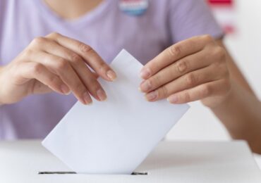 Spune-mi în cine ai încredere și îți spun cu cine votezi. Încrederea în medici, profesori și vaccinuri diferă puternic în funcție de opțiunea politică