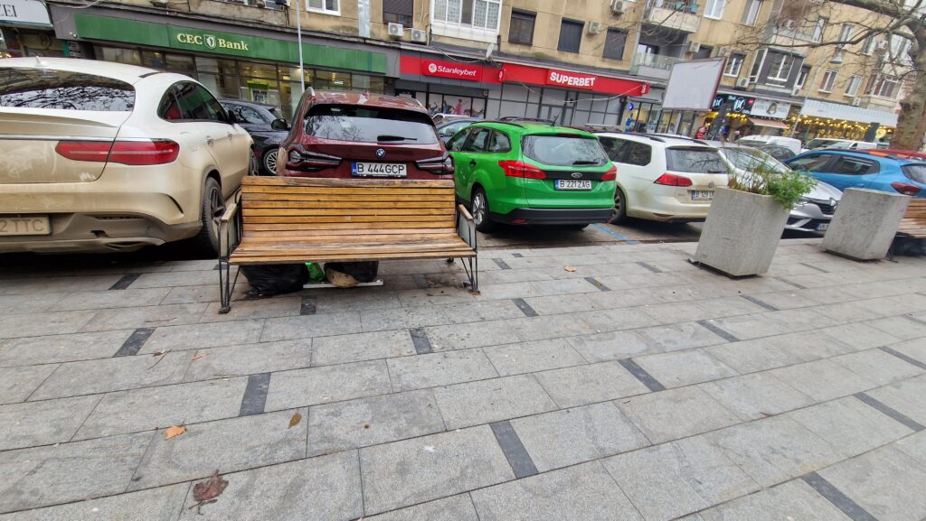 Amzei - Saci de plastic indesați sub masini