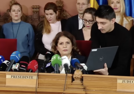 Judecătoarea Arsenie și băiatul de la IT au încălcat legea?