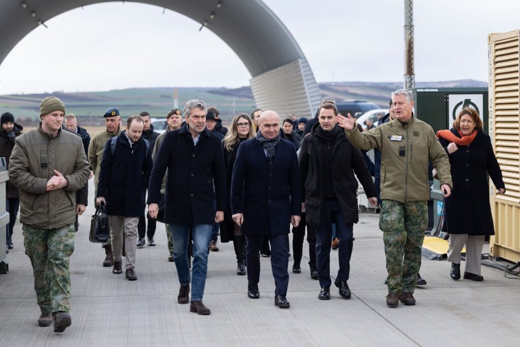 Ilie Bolojan și premierul olandez Dick Schoof au vizitat Baza Aeriană de la Câmpia Turzii