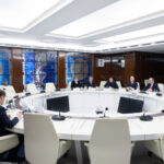 Bolojan vine cu două scenarii pentru firme: Fie păstrează impozitul pe cifra de afaceri, fie îl elimină, dar crește salariul minim