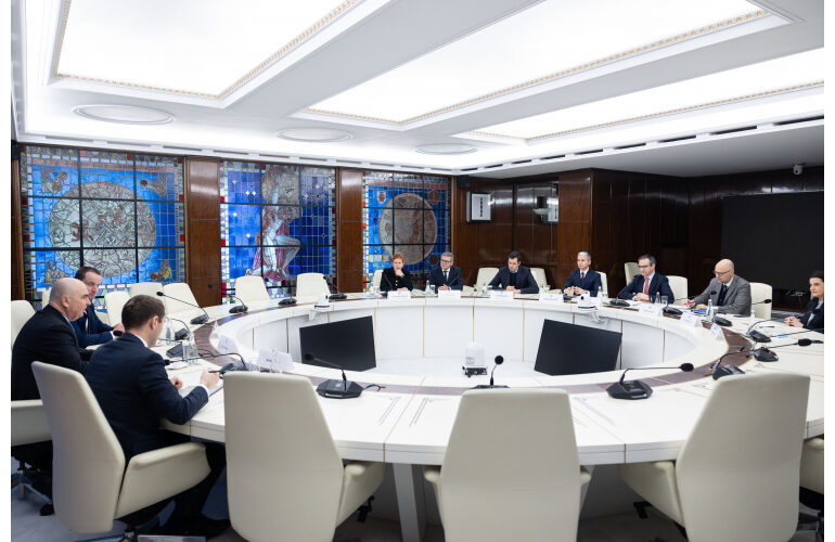 Bolojan vine cu două scenarii pentru firme: Fie păstrează impozitul pe cifra de afaceri, fie îl elimină, dar crește salariul minim