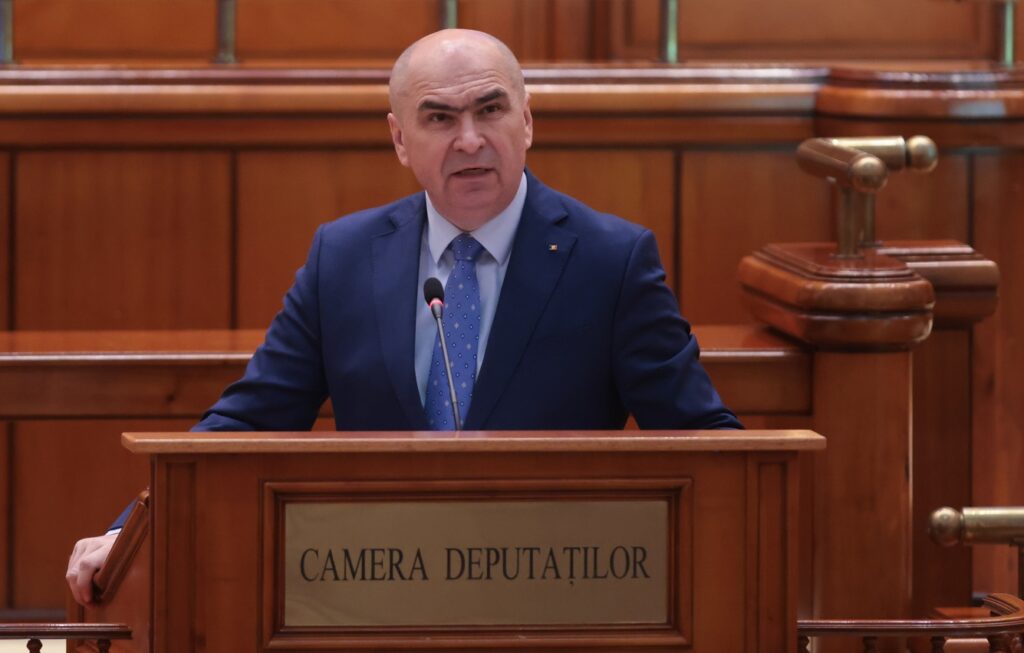 Moțiunea a picat. Opoziția a adus mingi de fotbal, Bolojan a dat un citat despre frumusețe și prostituție, inteligență și lipsa de caracter (Foto & Video)