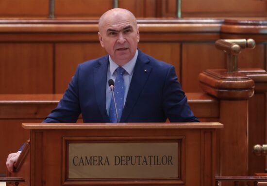 Moțiunea a picat. Opoziția a adus mingi de fotbal, Bolojan a dat un citat despre frumusețe și prostituție, inteligență și lipsa de caracter (Foto & Video)