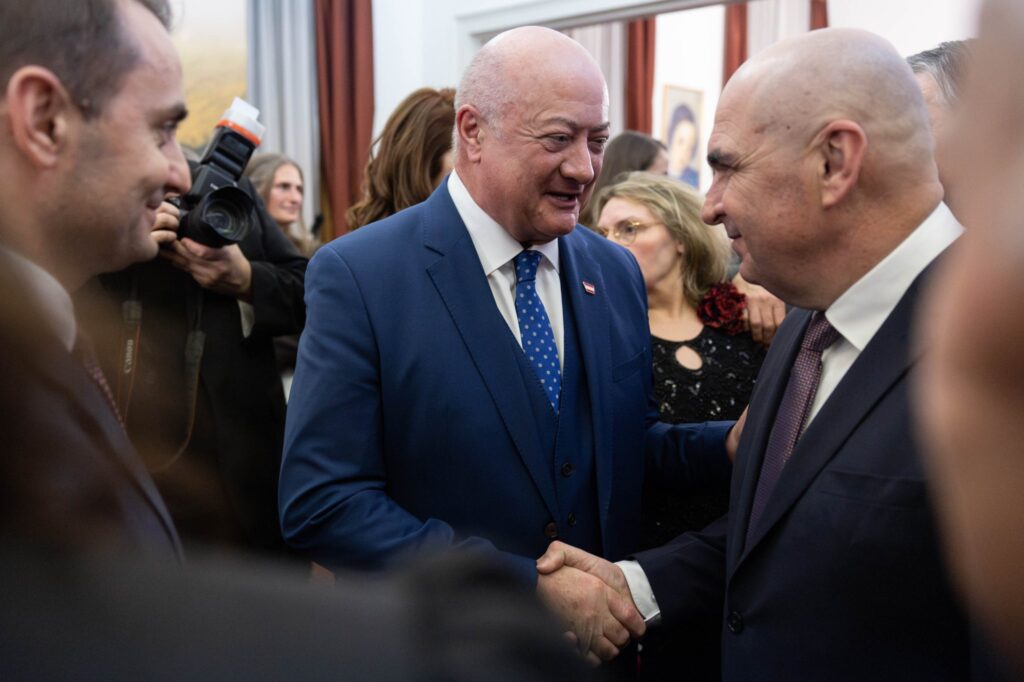 Cancelarul Austriei l-a primit pe Bolojan: România e un partener de încredere. Viena susține aderarea la OCDE și mizează pe gazele din Marea Neagră