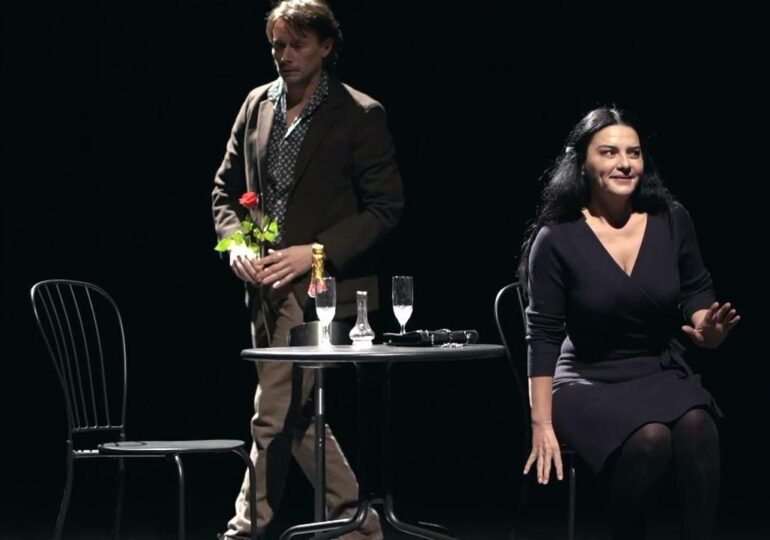 Regina mamă, Comedie din greșeală, Ce avem noi aici?, spectacole de colinde și Regal Vienez, în încheierea lui 2025 pe scene din București și din întreaga țară