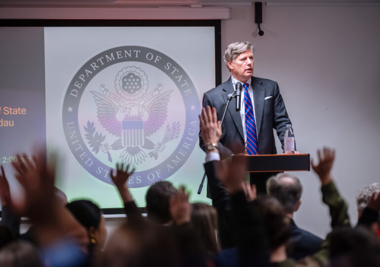 Șantajul armelor: Un oficial de rang înalt din SUA ceartă Europa că vrea să cumpere mai mult din producția internă