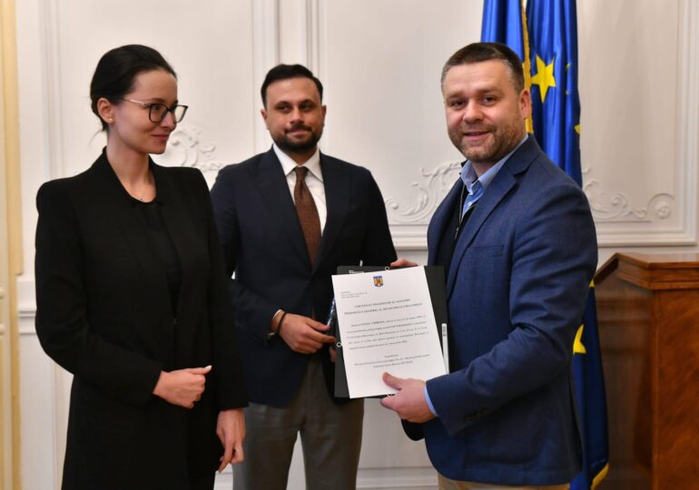 Ciucu a primit certificatul de ales și un cadou: Mai sunt câteva proceduri de urmat. Până atunci, rămân primarul Sectorului 6 și fac treabă