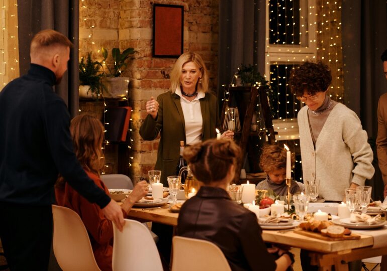 Rușii râd de europeni într-un clip de propagandă lansat de Crăciun: Totul e din cauza lui Putin! (Video)