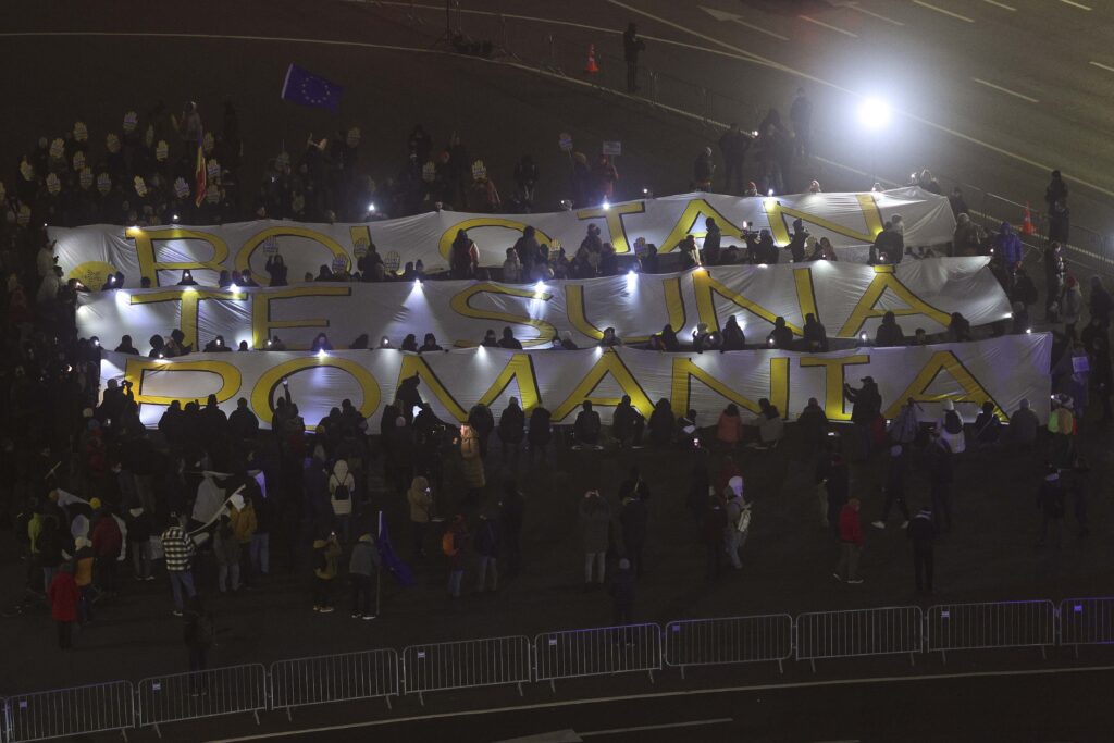 „Bolojan, te sună România!” O nouă manifestație pentru reforma justiției în Piața Victoriei