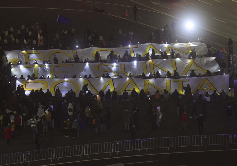 „Bolojan, te sună România!” O nouă manifestație pentru reforma justiției în Piața Victoriei