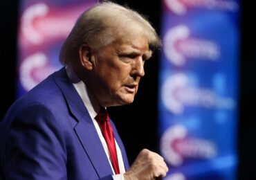 „Cu cât devine mai slab, cu atât devine mai periculos”. Trump atacă pe măsură ce-i scade influența