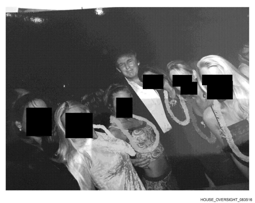 Noi fotografii din controversatul dosar Epstein, cu Donald Trump înconjurat de femei, au fost publicate de democrați