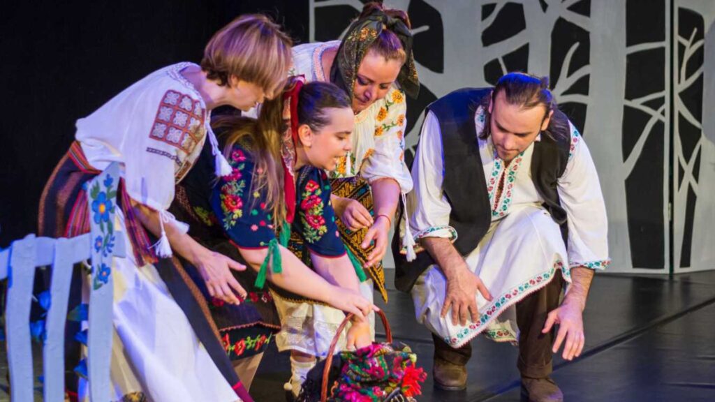 Fata babei și fata moșului