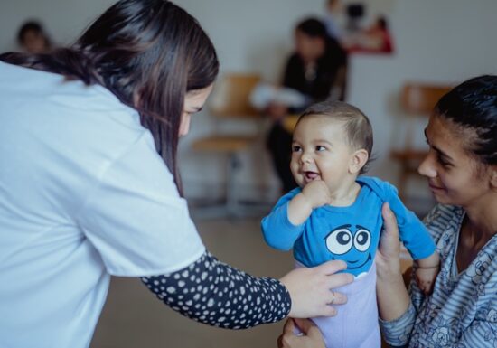 Apel către companii: Direcționarea a 20% din impozitul pe profit, vitală pentru combaterea mortalității infantile