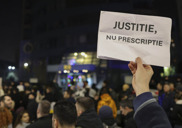„Hoții prinși, nu prescriși”. Protest cu sute de oameni în fața CSM. Manifestanții cer demisii la vârful sistemului judiciar (Foto & Video)