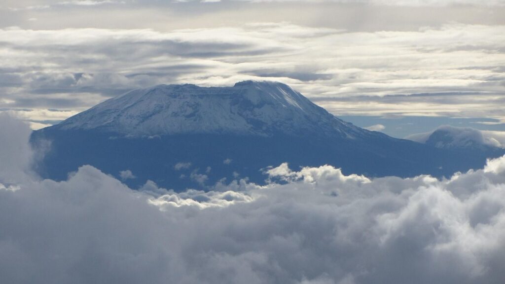 Tragedie pe Kilimanjaro: Un elicopter s-a prăbușit, cinci persoane au murit