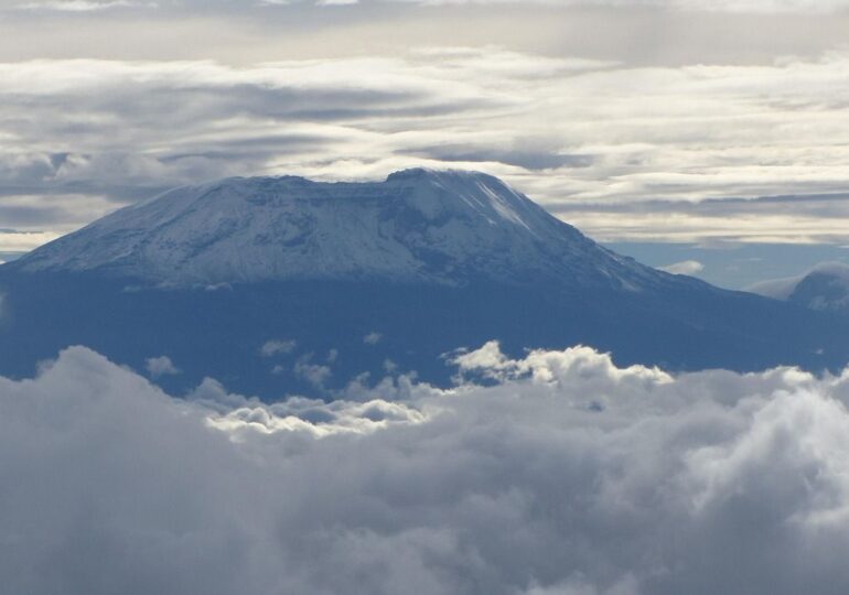 Tragedie pe Kilimanjaro: Un elicopter s-a prăbușit, cinci persoane au murit