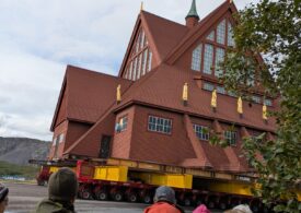 Cum și de ce este mutat un oraș întreg, clădire cu clădire. Chiar și biserica de 125 de ani (Video)