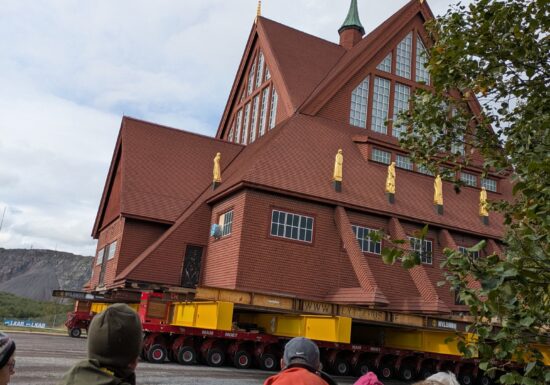 Una dintre cele mai radicale transformări urbane din lume: Un oraș întreg este mutat, clădire cu clădire (Video)