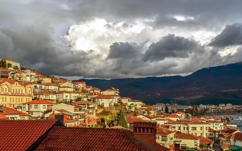 Bijuteria Europei, numită și „cel mai frumos loc de pe Pământ”. Nu este aglomerată, iar cazările sunt accesibile